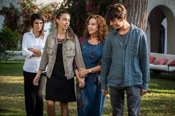 A casa tutti bene - Z filmu - Valeria Solarino, Stefania Sandrelli