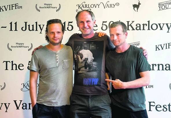 KOBRY A UŽOVKY. Zleva herec Kryštof Hádek, režisér Jan Prušinovský a herec Matěj Hádek představili včera na 50. ročníku Mezinárodního filmového festivalu Karlovy Vary český soutěžní snímek Kobry  a užovky (The Snake Brothers). 