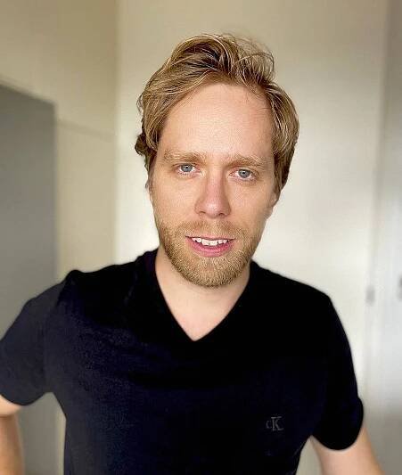 Philip Frank (San Francisco, Kalifornie) - sklářský umělec, designér a sochař.