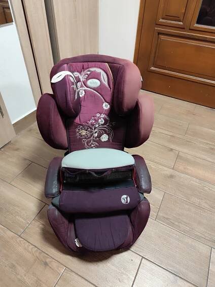 Dětská se sedačka Kiddy ComfortPro s pultikem pro úplně malé děti cca od 9 měsíců. Po dvou dětech z nekuřáckého auta. Nebourano. Velmi šikovná vydržela nám do 10 let dcery. Barva fialová. Bez izofixu. Původní cena 6 tis. Prodám za 1500,- je zde vada na uchytce. Jen praskl plast kolem. - InzerceTrinec.cz