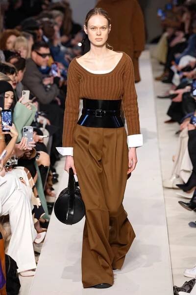 Max Mara představila jeden ze stěžejních trendů mezi doplňky velmi působivým způsobem.