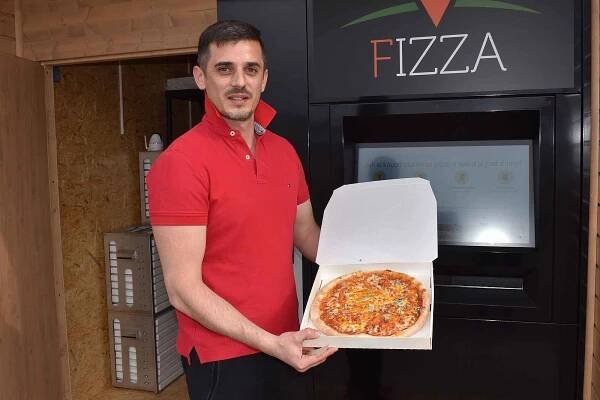 V Písku nově funguje automat na pizzu. Jediný takový v České republice.