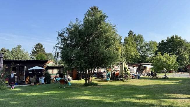 Chatová osada Nad Jezem | pronájmy chat na břehu řeky Berounky na okraji Prahy