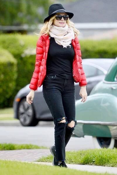 Heather Graham is Spotted Meeting up With a Male Acquaintance
