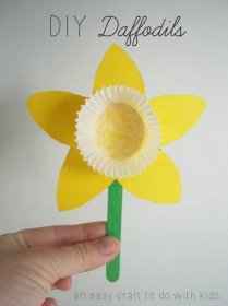 Mend and Make New - DIY daffodils. Narcis knutselen met peuter of kleuter voor de lente.