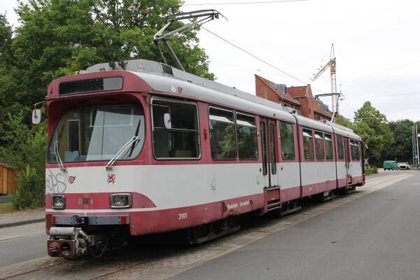 Triebwagen 3101 beim Institut der Feuerwehr in Münster im Juli 2013. Man beachte insbesondere den noch relativ guten Zustand der oberen Dachkante (Foto: Julian Zimmermann)