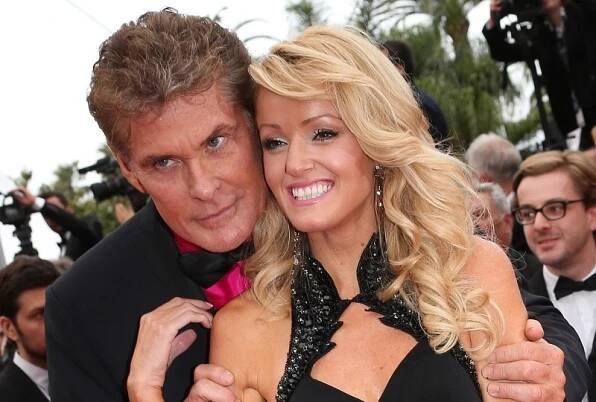 David Hasselhoff vedle své výrazně mladší manželky jenom mládne. 