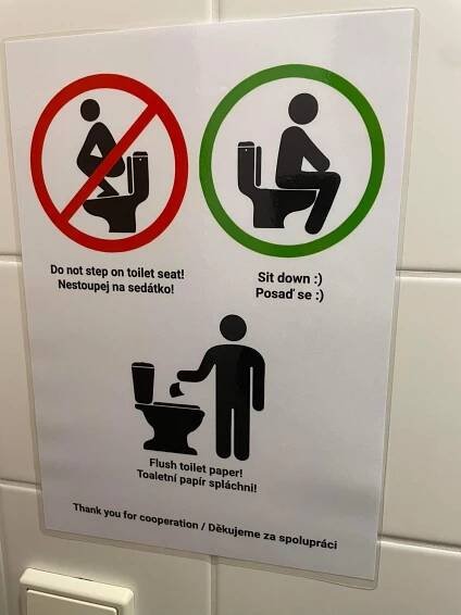 Studenta zemědělské univerzity vykolejily cedule na WC. Nebyl sám | PrahaIN 