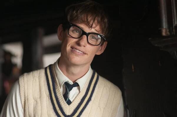 Eddie Redmayne in Teorie všeho (2014)