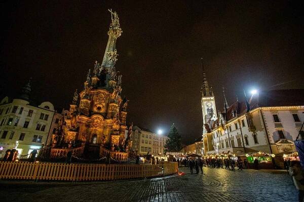 Vánoční strom v Olomouci už svítí, trhy začaly. Podívejte se