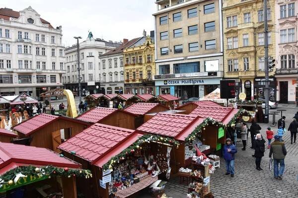 Nalévání mladistvým i prodej nebezpečných raket: Na adventních trzích se porušovaly předpisy