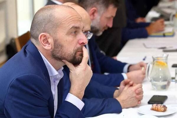 Ministr dopravy České republiky Martin Kupka se v Dobřanech setkal se starostou Martinem Sobotkou a dalšími starosty obcí v okolí ohledně případné stavby tzv. Gigafactory koncernu VW.Pro plánovanou stavbu se uvažuje o lokalitě letiště Líně na Plzeňsku.