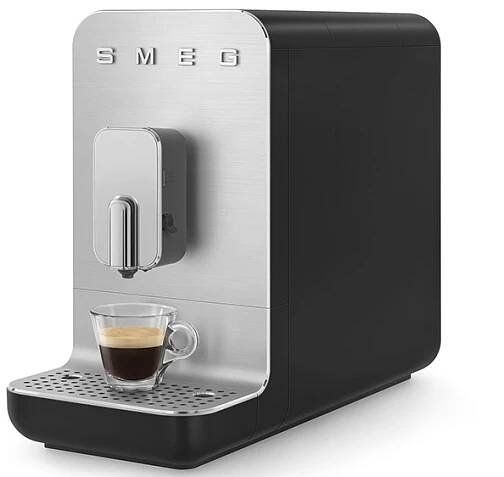 Natočený Espresso kávovar SMEG BCC13BLMEU_03
