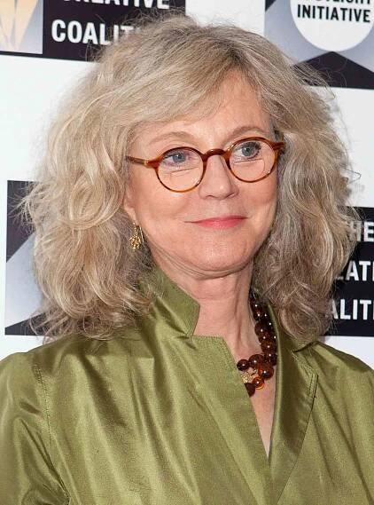 Choosing Eyeglass Frames for Older Women