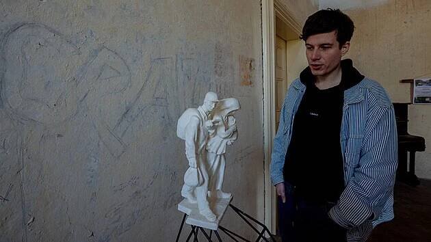 Dan Krejčík provází místností, kde jsou uskladněné sochy Pavla Karouse. (25. března 2022)