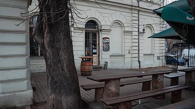Pražské nádražky v ohrožení! Místa, kde pivo teče a čas se zastavil, mizí jedno po druhém - Metro.cz