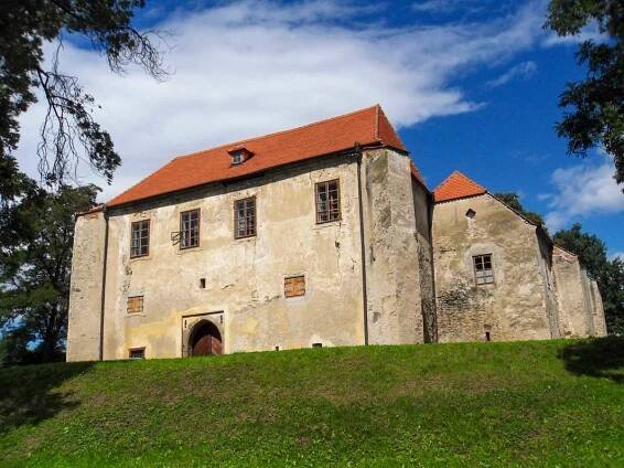Tvrz Cuknštejn - Nové Hrady, Jižní Čechy | Regiontourist.cz