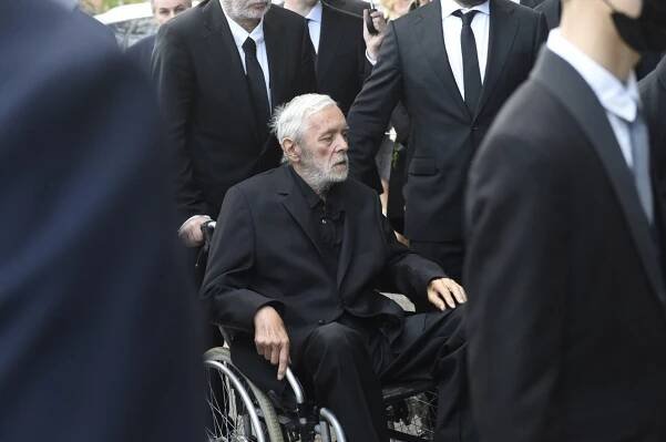 Josef Abrhám na pohřbu své ženy. 