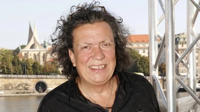 Netradiční bydlení Richarda Genzera: Vyhánění kachen a káva s výhledem na Vltavu - Médium.cz