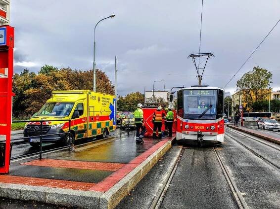 Tragická nehoda v Praze uzavřela zastávku Větrník. Tramvaj srazila ženu