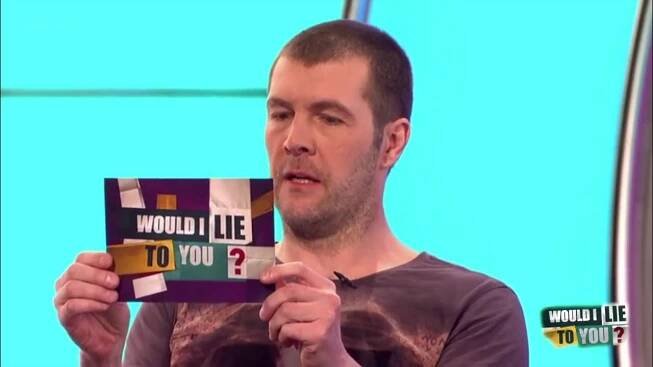 Rhod Gilbert a incident na travelátoru - Would I Lie to You? - Videacesky.cz
