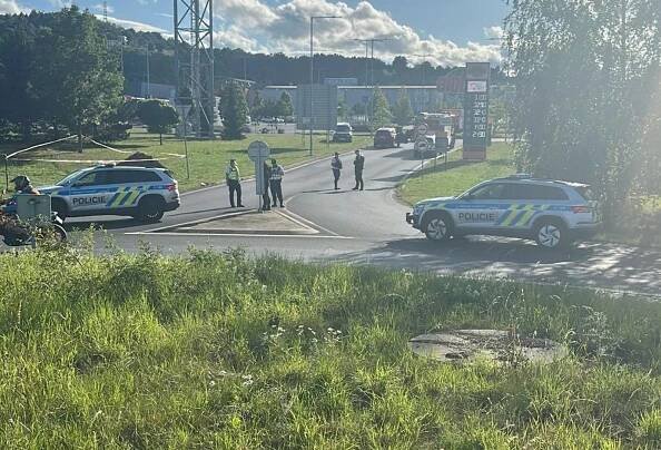 Bagrista vyhrabal u hypermarketu na Karlovarsku protitankovou minu. Cvičná munice zablokovala provoz na dvě hodiny