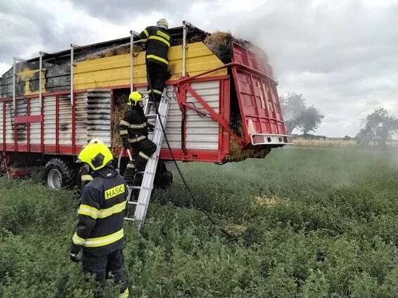 V Rosicích u Chrasti hořel na poli sběrací vůz. Oheň způsobila jiskra při sebrání kamene - novinychrudim