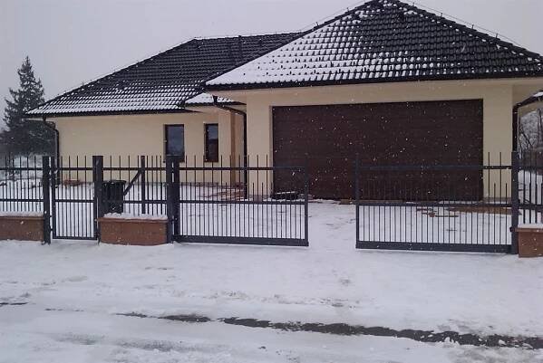 Posuvná brána a plot Třebíč-Nehradov 