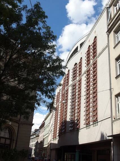 Soubor:Budapest 2013, Hotel Mercure Korona Car Park.jpg – Wikipedie