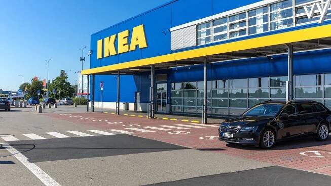 Ikea opět snižuje ceny a přidá speciální slevu na nábytek i jídlo. Má to ale háček