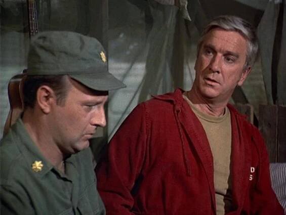 Larry Linville, Leslie Nielsen - M.A.S.H. - The Ringbanger - Z filmu