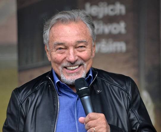 Hrob Karla Gotta navštívily zástupy fanoušků. Připomínají si jeho nedožité 85. narozeniny