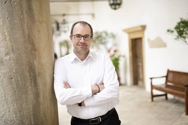 Starostu města Dvůr Králové napadl v jeho kanceláři předem objednaný občan