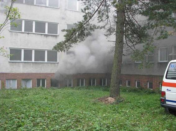 Cvičení policejního komanda a hasičů v havířovské nemocnici. Požár zachvátil celý objekt pavilonu.