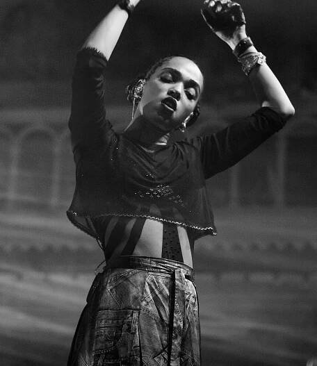 Soubor:FKA Twigs 2015.jpg