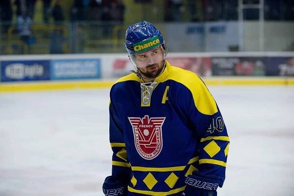 Hokejisté HC Zubr Přerov nastoupili do utkání s Kladnem ve speciálních retro dresech připomínajících 90 let od založení prvního hokejového oddílu ve městě a slavnou éru pod názvem TJ Lokomotiva Meochema. Milan Procházka.