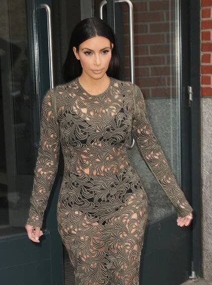 Luxusní svatba, návštěva Prahy, dmoucí se vnady a naolejovaná zadnice: Takhle se letos zviditelnila Kim Kardashian