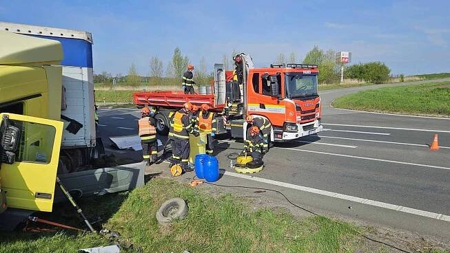 Tragická nehoda u obce Hrušky na Břeclavsku! Jeden mrtvý po srážce náklaďáku a dodávky, další nehoda u Ivančic