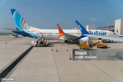 Stock fotografie Fly Dubai Letadlo Zaparkované U Terminálové Brány Na Maledivách – stáhnout obrázek nyní