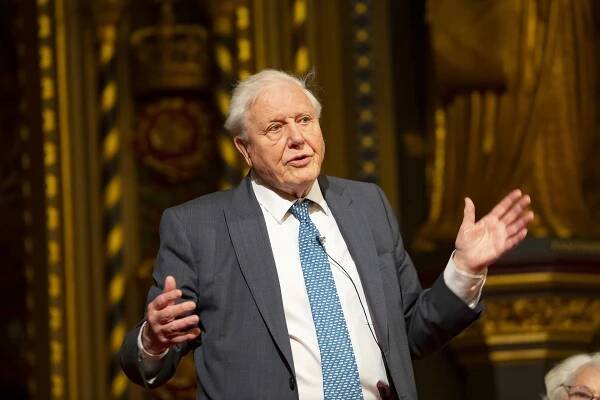 Fotka: Sir David Attenborough hovořící ve Sněmovně lordů