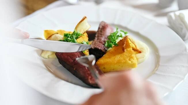 Zážitkové 4chodové menu s možností neomezené konzumace vybraných nápojů v zámecké restauraci Chateau Ctěnice v Praze