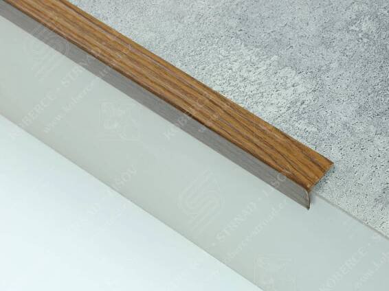 Schodová hrana H81 ořech samolepicí 24,5x20 mm skladem 100, 270 cm