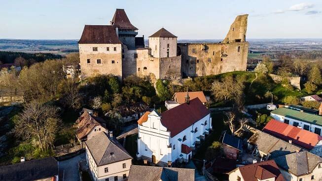 Hrad Lipnice nad Sázavou z dronu. Hašek zde napsal část slavného Švejka