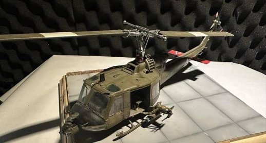 Detailně sestavený - UH-1D Huey 1/48 Kitty Hawk - Modelářství