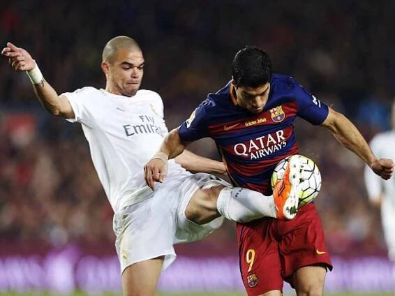 Luis Suárez z Barcelony (vpravo) a Pepe z Realu Madrid.
