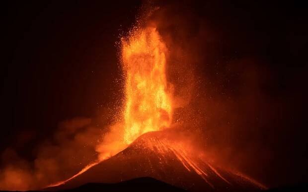 Galerie: Probuzená Etna uvěznila turisty na Sicílii. Láva a dým přerušily provoz letiště - Galerie - Echo24.cz