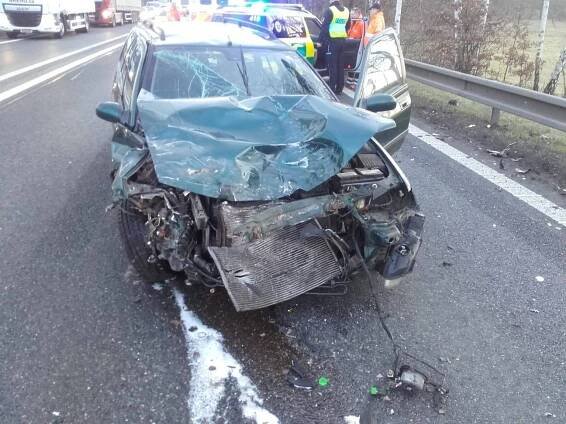 Ranní dopravu z Benešova do Prahy zastavila nehoda tří aut