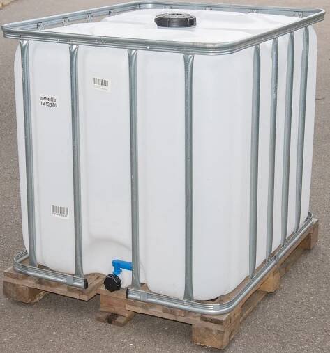 IBC 1000L REKO 15cm na dřevě