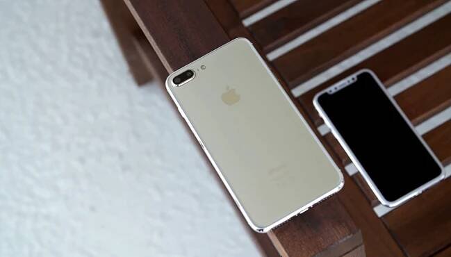 Podívejte se na porovnání maket iPhonu 8 a iPhonu 7s Plus [video]