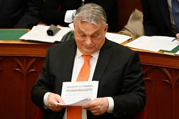 Maďarsko si po skandálu zvolilo nového prezidenta. A chválilo vstup Švédska do NATO